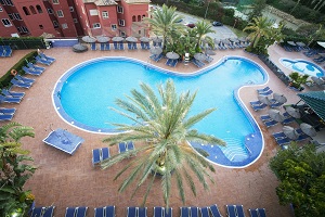 Large double kidney shaped hotel pool